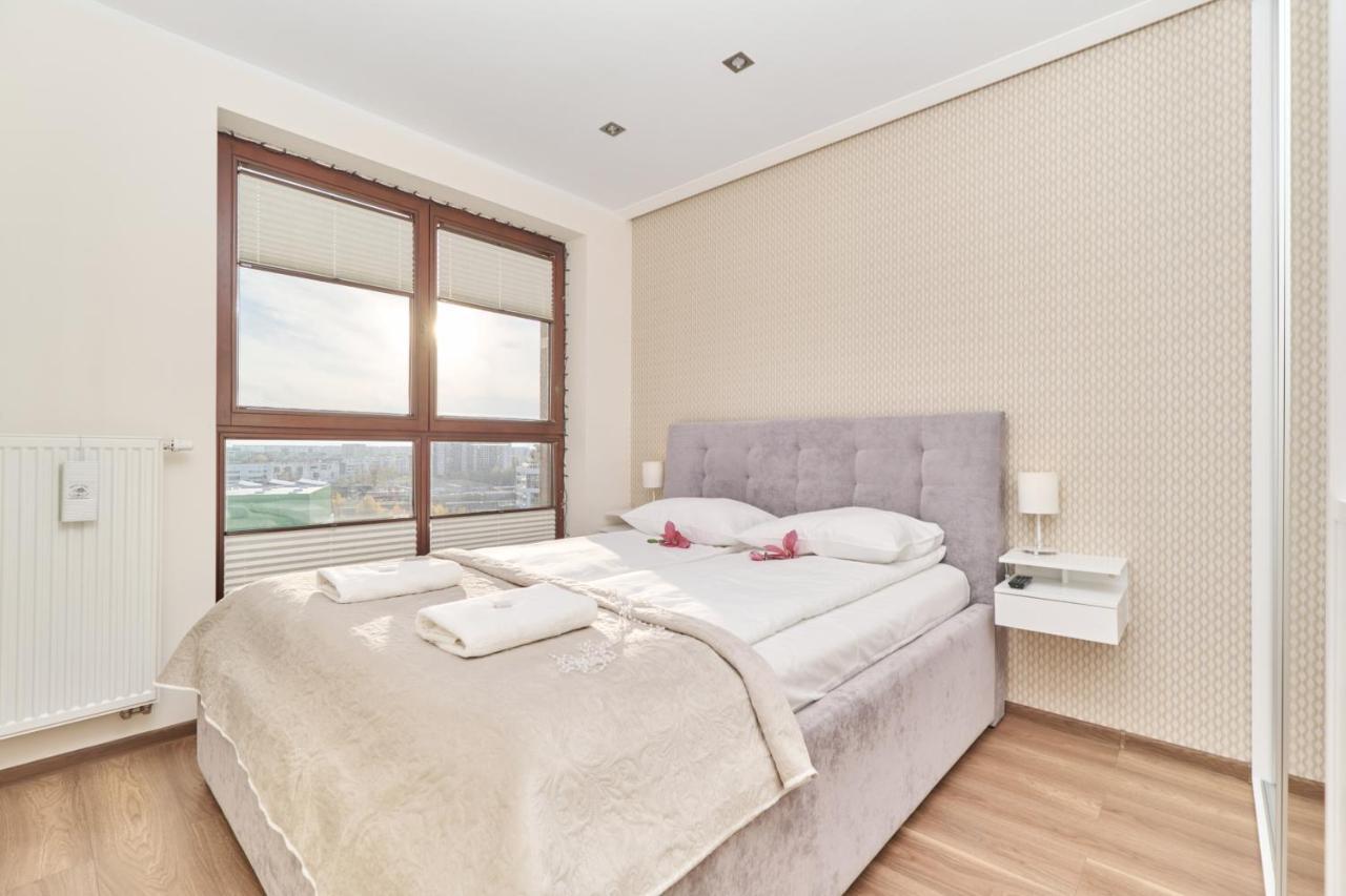 Krakowska With Balcony And Free Garage By Renters